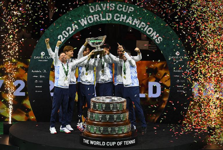La squadra azzurra maschile vincitrice della Davis Cup 2024 (foto Getty Images)