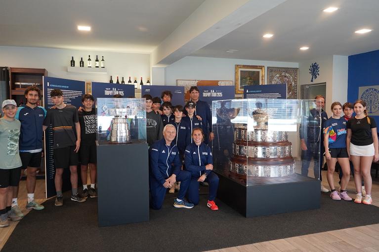 Gli allievi e gli istruttori del Tennis Club Kipling con i trofei (Foto Pietro Corso)