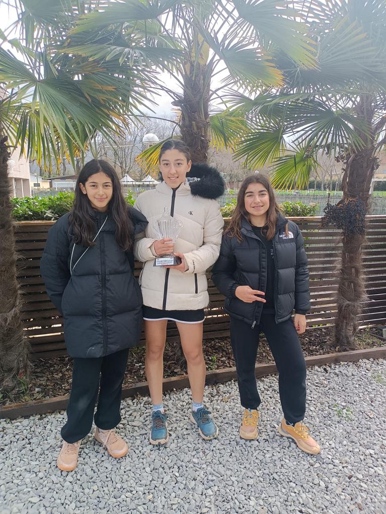 Anna Polito (al centro), con Lucrezia Pasqua ed Elsanna Morelli (under 12, Avellino Tennis Academy), anche lei in gara ad Arezzo, con il coach Mattia Caruso dell’Avellino Tennis Academy.