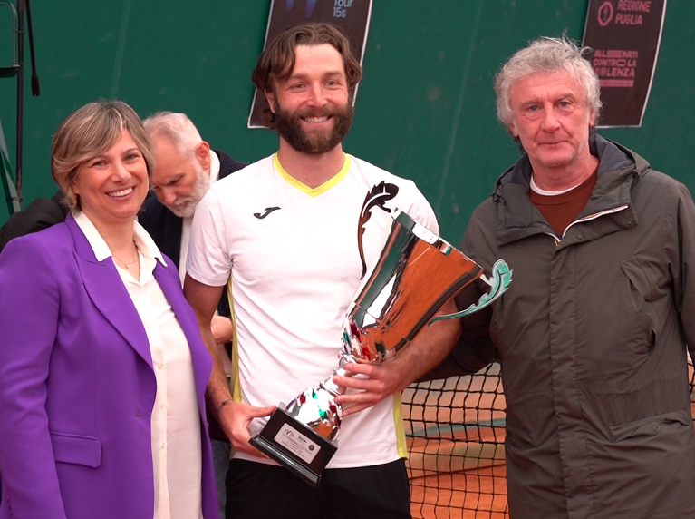 Liam Broady premiato da Valentina Landi, presidente TC Foggia, e Paolo Canè
