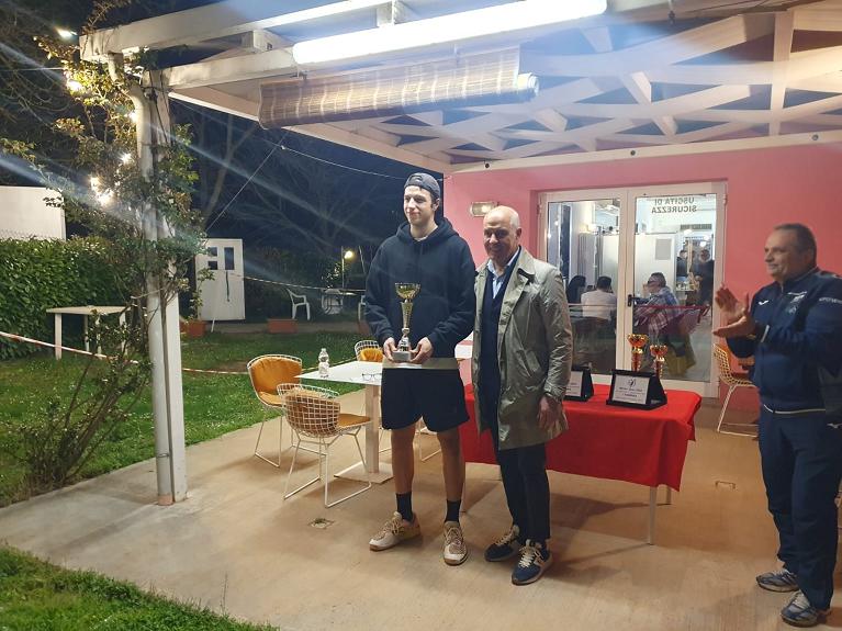 Andrea Militi Ribaldi premiato dal consigliere FITP Marche Vincenzo Padovani e dal presidente del CT Fermignano Daniele Paolini