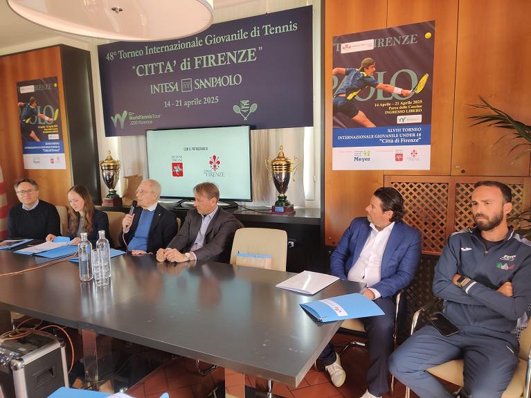 Il tavolo della presentazione del Città di Firenze Under 18