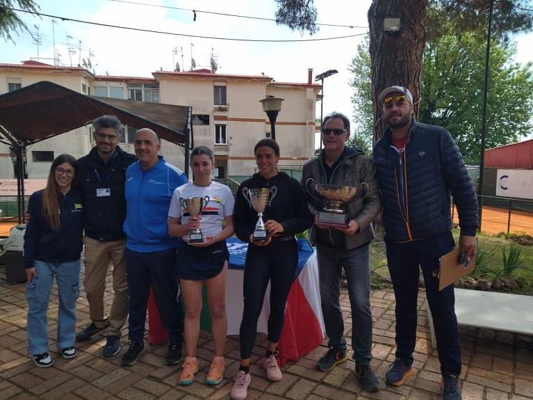 Un momento della premiazione all'Open del TC Petrarca