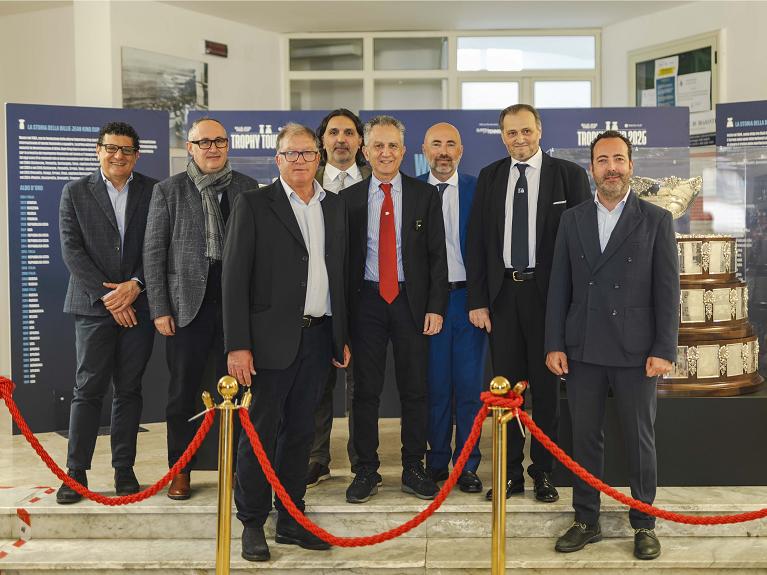 20250418_foto_gruppo_trofei.jpg