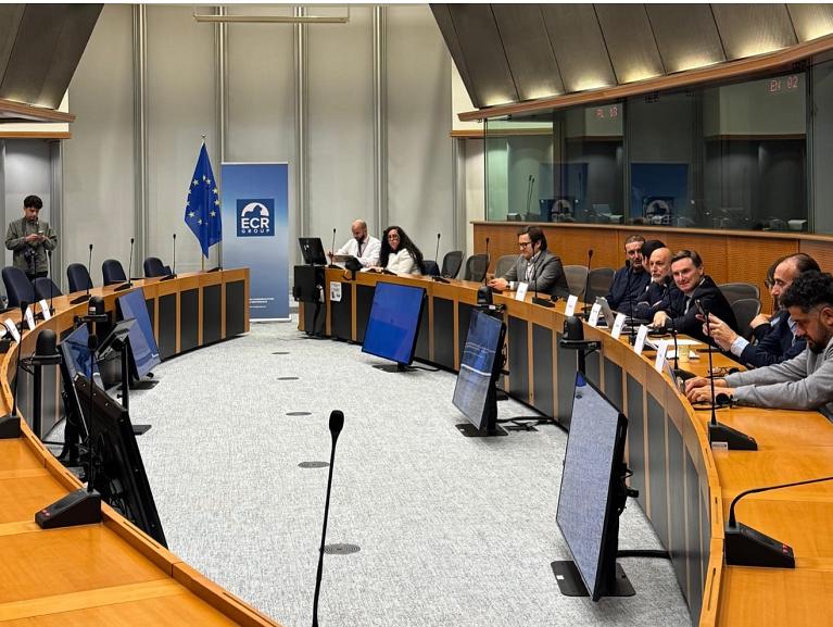 20250424_padel_parlamento_europeo.JPG