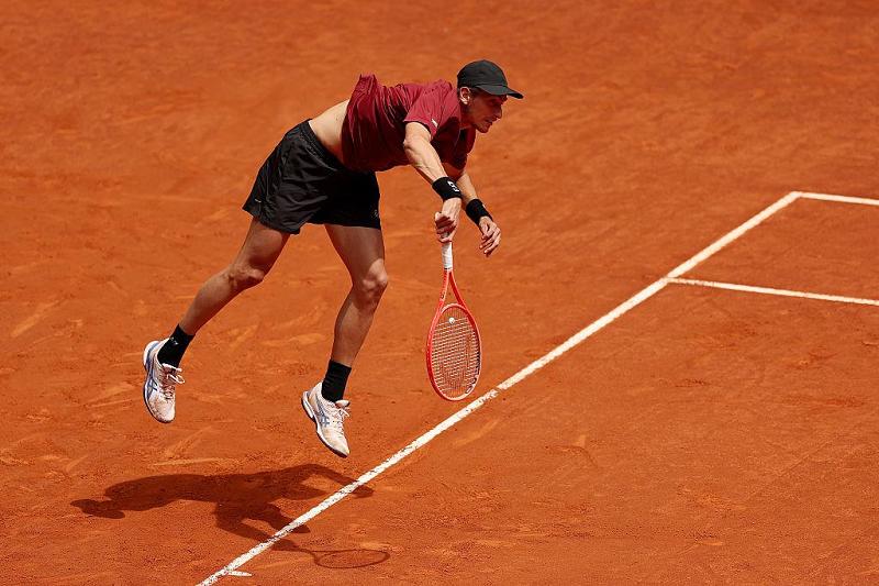 Arnaldi ed il finale del suo movimento al servizio (Getty Images)