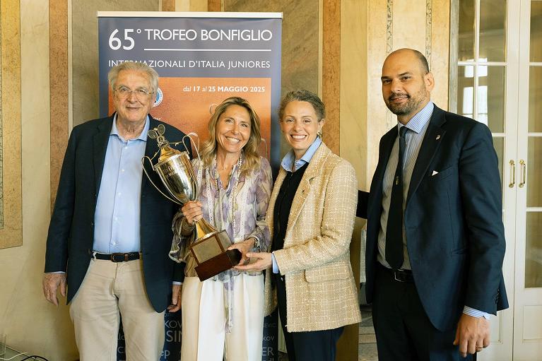 I relatori alla conferenza stampa di presentazione del Trofeo Bonfiglio 2025. Da sinistra, il presidente del Comitato regionale lombardo FITP Enrico Cerutti, la presidente del TCM Elena Buffa di Perrero, il sottosegretario ai giovani e allo sport di Regione Lombardia Federica Picchi e il presidente del CONI Lombardia Marco Riva (foto GAME)