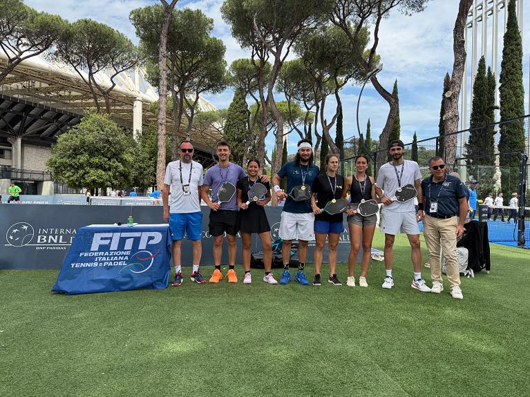 La premiazione del doppio misto al Master nazionale di pickleball che si è svolto al Foro Italico