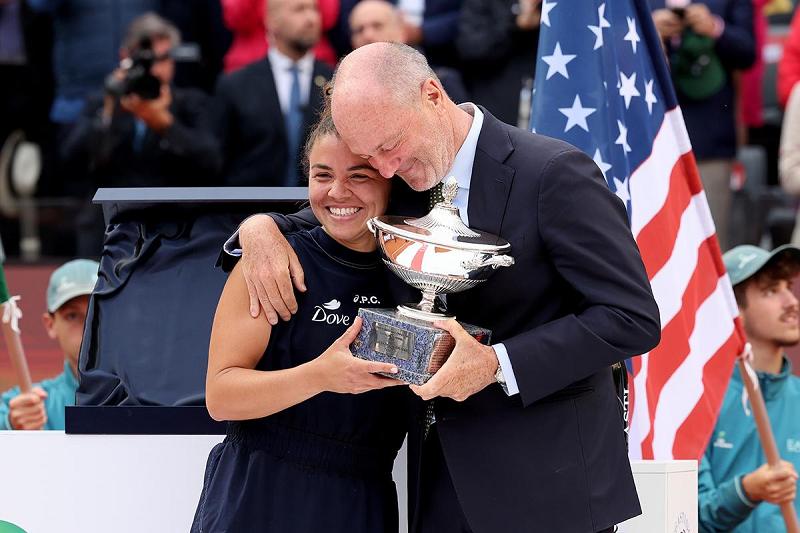 Il Presidente FITP Angelo Binaghi premia Jasmine Paolini, campionessa nel singolare femminile agli IBI25 (foto FITP)