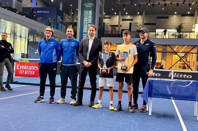 JUNIOR MASTER ROAD TO TORINO 2024 - La premiazione under 13 mascile. Il vincitore Bruno Condorelli (a sinistra) e il finalista Gennaro Scalese