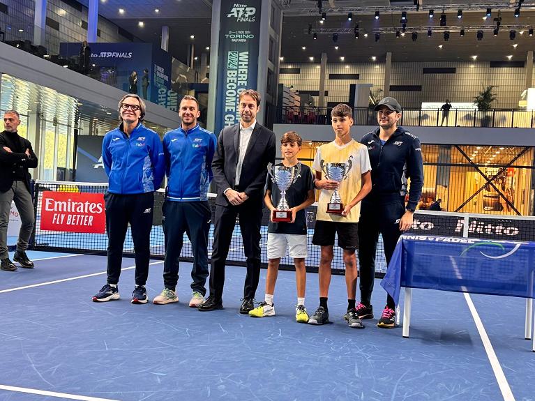JUNIOR MASTER ROAD TO TORINO 2024 - La premiazione under 13 mascile. Il vincitore Bruno Condorelli (a sinistra) e il finalista Gennaro Scalese