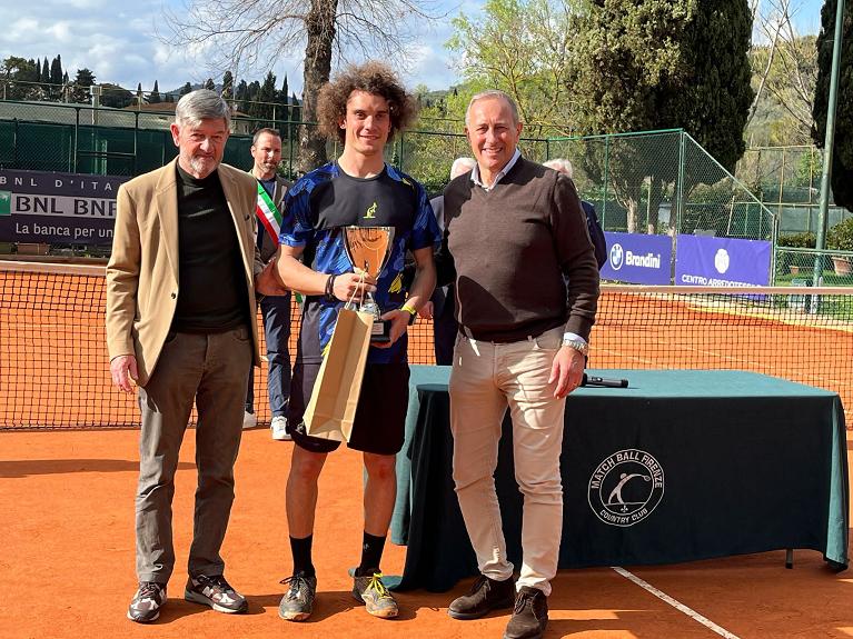 Il presidente Fitp Toscano Luigi Brunetti col vincitore pre quali Ibi25 Filippo Speziali e il vice presidente del Match Ball Fi Leonardo Casamonti