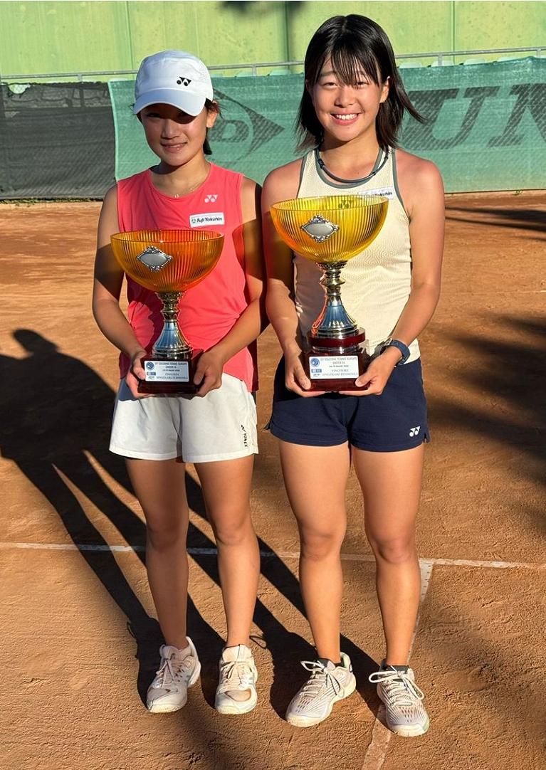 In questa foto, le finaliste del singolare femminile: Shina Okuyama (vincitrice, a destra) e Ayaka Iwasa