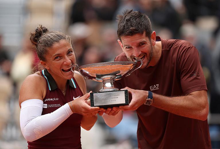 Sara Errani e Andrea Vavassori con il trofeo del doppio misto al Roland Garros (Getty Images)