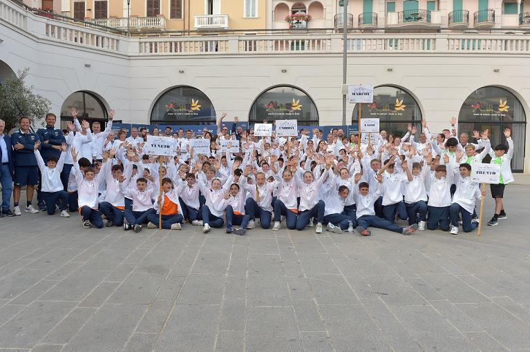 Foto di gruppo alla cerimonia di apertura della Coppa Mario belardinelli 2025