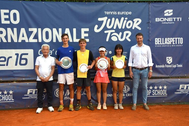 La premiazione dei vincitori. Da sinistra, il presidente del Tc Crema Stefano Agostino, Cesare Cattaneo, Giorgio Ghia, Ayaka Iwasa, Shina Okuyama e il sindaco di Crema Fabio Bergamaschi