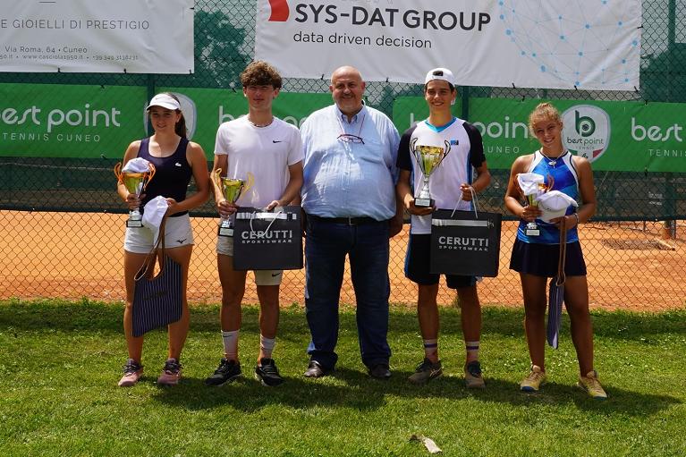 I premiati alla Best Point con al centro l'assessore allo sport della Città di Cuneo Valter Fantino