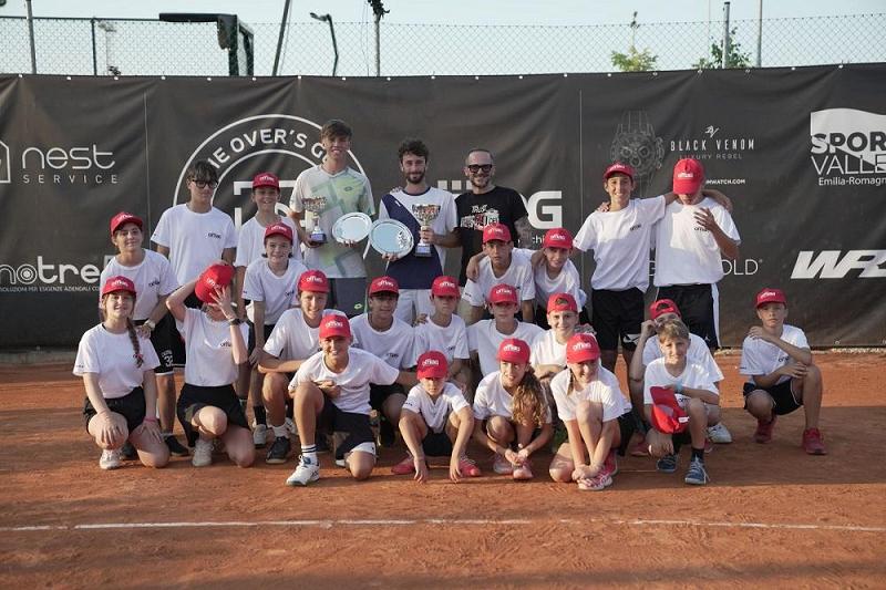 La premiazione di Cattolica 2024: il finalista Carlo Alberto Caniato ed il vincitore Manuel Mazza con il ball-boys (foto Tennis Tales)