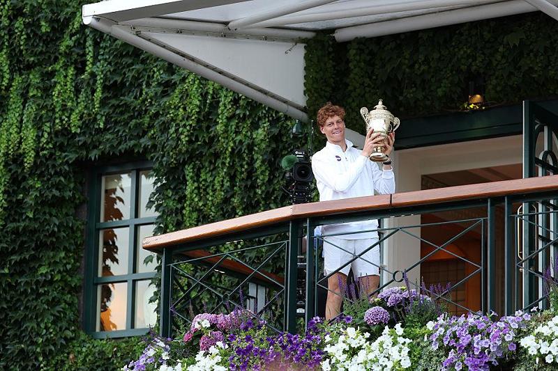 Jannik Sinner con il trofeo di Wimbledon 2025 (foto Getty Images)