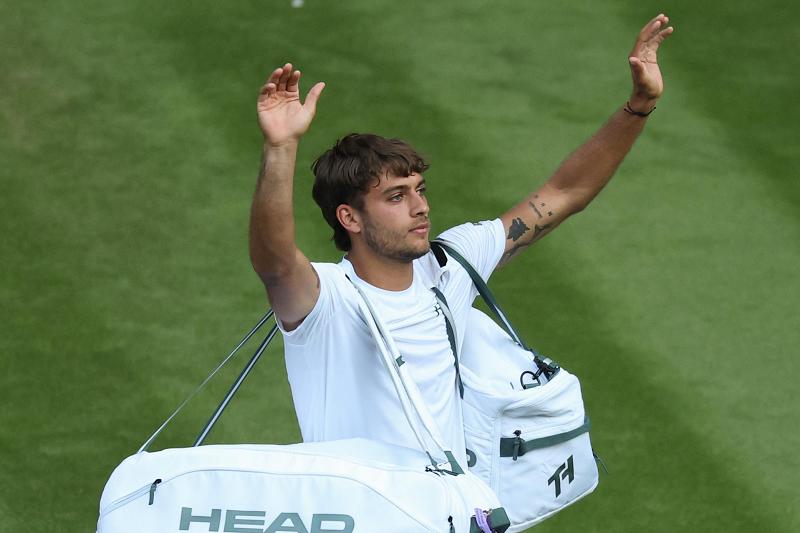 Flavio Cobolli lascia il campo a Wimbledon (Getty Images)