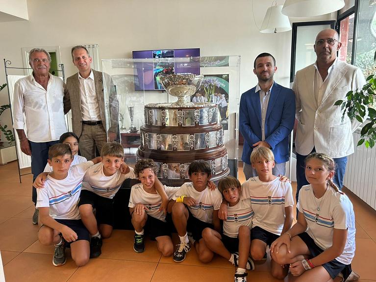 Grande emozione al Circolo Tennis della Venere Azzurra di Lerici per l’arrivo della Coppa Davis.