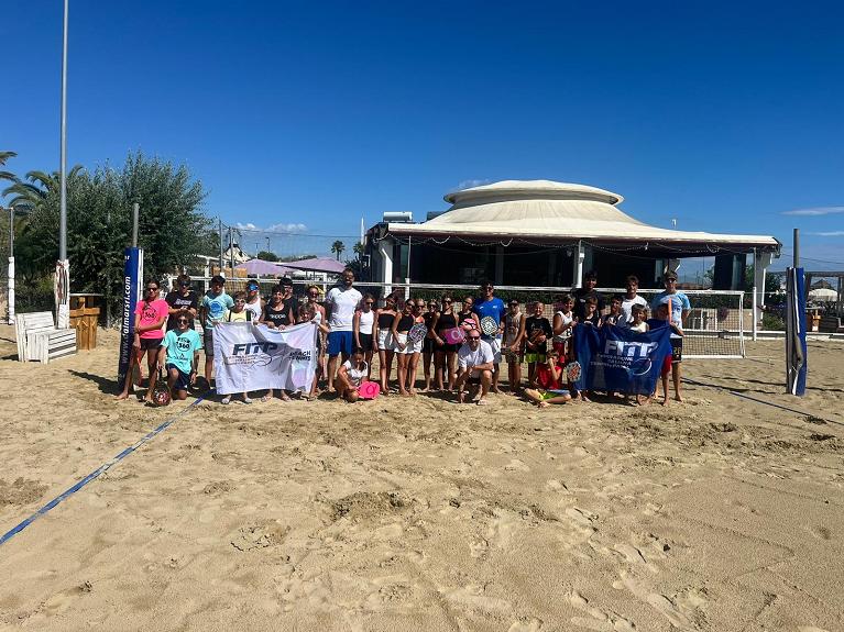 Affollata e festosa foto di gruppo al Lido Cesare di Giulianova, per il raduno giovanile di Beach Tennis