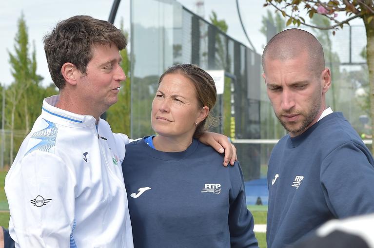 La Main Coach delle Nazionali Italiane maschile e femminile di Padel, Marcela Ferrari (al centro), coadiuvata dagli Assistant Coach Saverio Palmieri (a sinistra) e Filippo Scala
