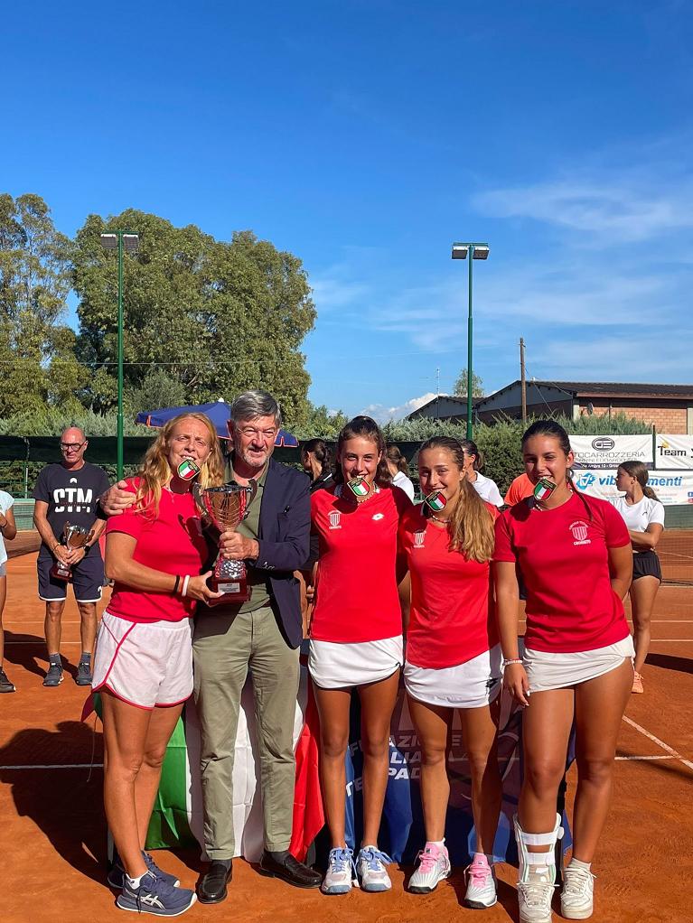 Luigi Brunetti presidente Fitp toscana consegna la coppa al Ct Grosseto