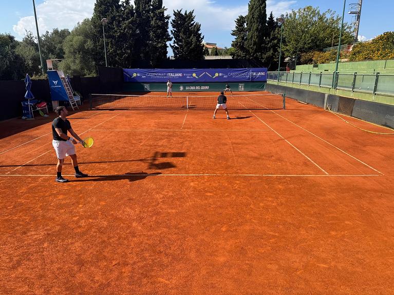 Sui campi del Tc Cagliari ha preso il via anche il torneo di coppia. Qui Cataldi/Visioli contro Laviola/Angeloni