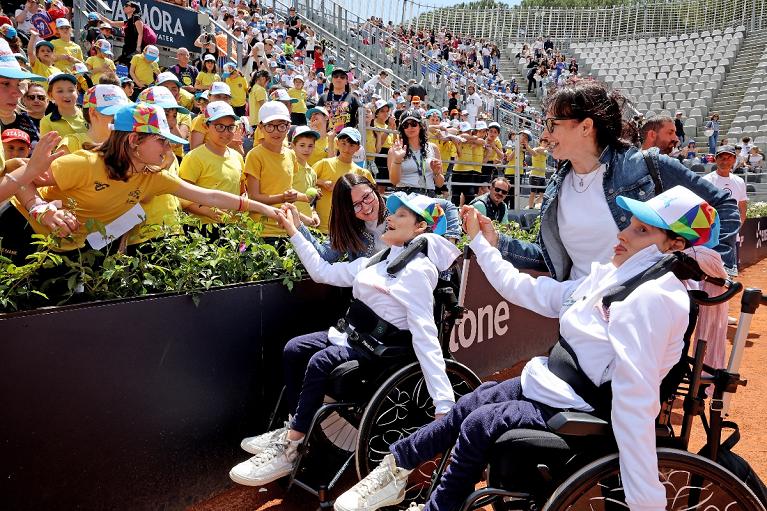 Caterina e Francesca tra i ragazzini del Lazio. Con la collaborazione con la