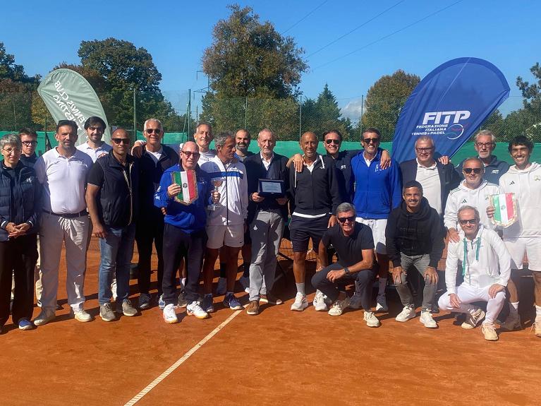 La formazione campione d'Italia Over 45 Lim 4.3 Coop Tennis Livorno
