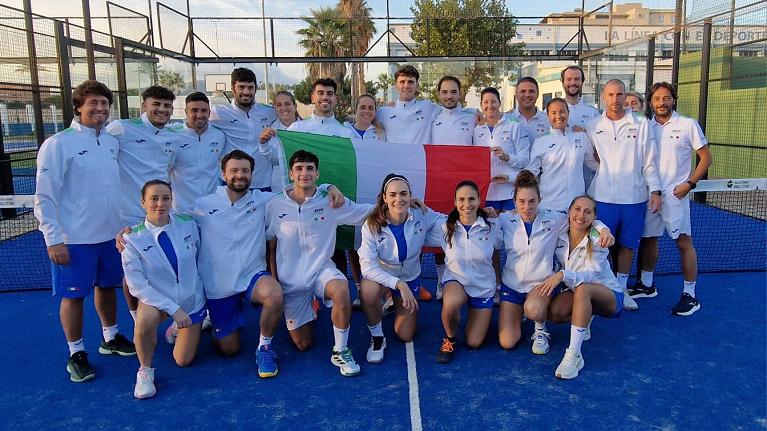 Foto di gruppo delle nazionali italiani maschile e femminile alla FIP Euro Padel Cup (Foto FITP)