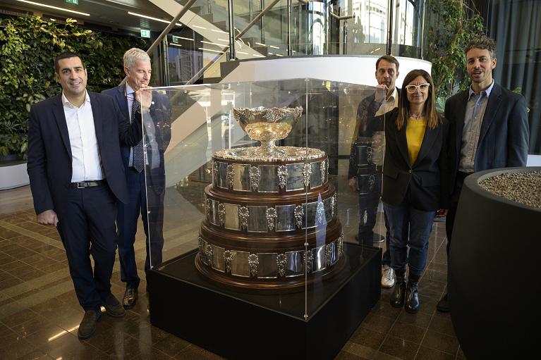 A sinistra Michele de Pascale, Presidente della Regione Emilia-Romagna; e Raimondo Ricci Bitti, Consigliere Federazione Italiana Tennis e Padel; a destra Paolo Lorenzi, Direttore Tecnico del Torneo; Roberta Frisoni, Assessora a Turismo e Sport della Regione Emilia-Romagna; Mattia Santori, Consigliere delegato del Comune di Bologna con le deleghe al turismo e ai grandi eventi sportivi (Foto: Cristina Gaddi)