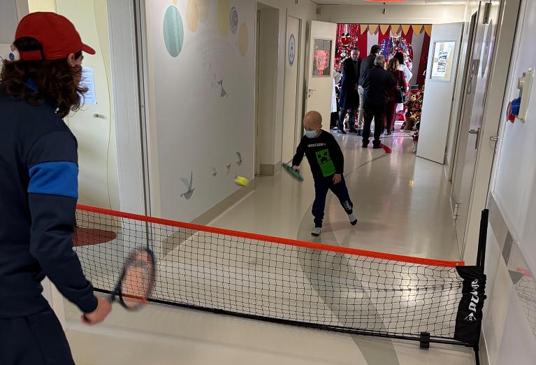 Il team di “Tennis & Friends in Corsia”, insieme agli insegnanti federali della FITP, hanno fatto giocare i bimbi del Presidio Ospedaliero Infantile Regina Margherita di Torino