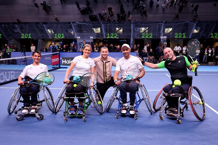 Da sinistra: Lorenzo Politanò, Maria Vietti, Casper Ruud,  Hegor Di Gioia e Luca Paiardi nel foyer dell'Inalpi Arena (Foto Fitp)