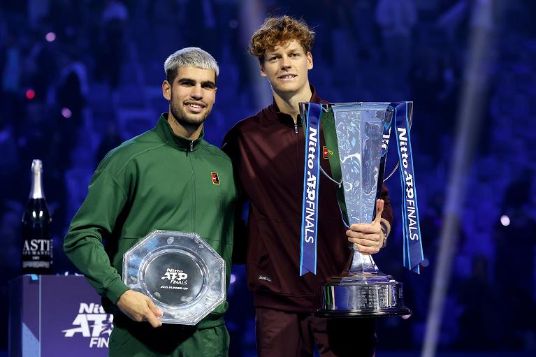 Il finalista delle Nitto ATP Finals 2025 Carlos Alcaraz ed il vincitore Jannik Sinner (foto FITP)