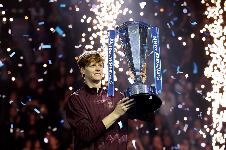 Jannik Sinner con il trofeo delle Nitto ATP Finals 2025 (foto FITP)