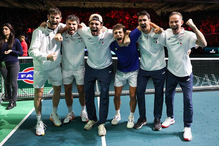 La squadra italiana dopo il successo nella Coppa Davis 2025 (Foto FITP)