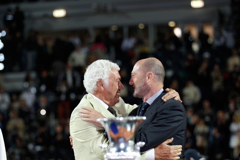 Un abbraccio tra Nicola Pietrangeli e il presidente della Federazione Italiana Tennis e Padel, Angelo Binaghi, agli Internazionali BNL d'Italia (Foto FITP)