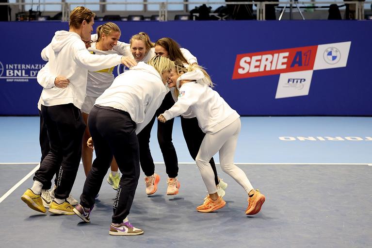 L'AT Verona Falconeri festeggia lo scudetto di serie A1 femminile by BMW 2025 (foto FITP)