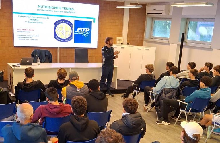 Un momento di formazione per atleti ed insegnanti ai Campionati Italiani under 16 by Italgas a Tirrenia. Area della Nutrizione con il Dott. Matteo Costa