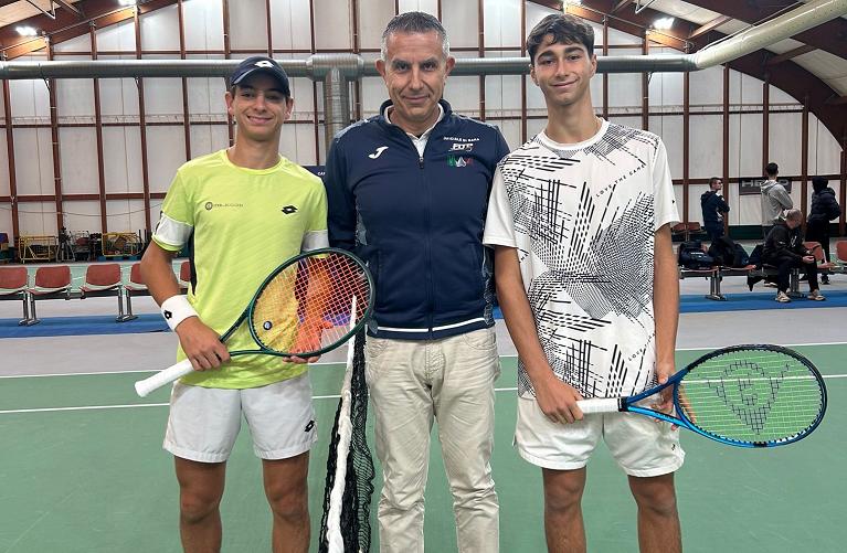 Semifinale ai Campionati Italiani Under 16 by Italgas a Tirrenia. Da sinistra: Rocco Lorenzo che ha sconfitto Marco Meacci 6-4 6-0. Al centro, il giudice di sedia Amedeo Marco