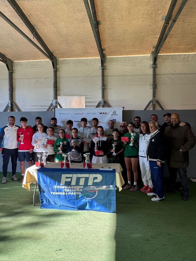 Un momento della premiazione all'Equipe Lucioli