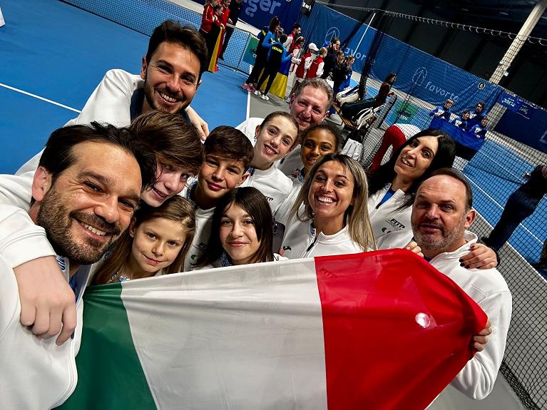 Un selfie per la nazionale maschile e femminile di Winter Cup Under 12 a Tallin, in Estonia