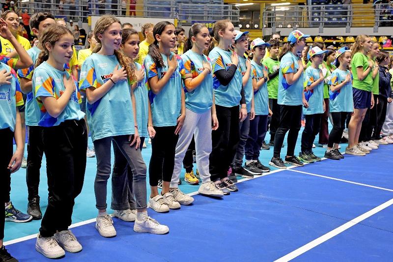 Grande emozione per l'inno Nazionale cantato a piena voce da tutta l'arena (Foto Fitp)