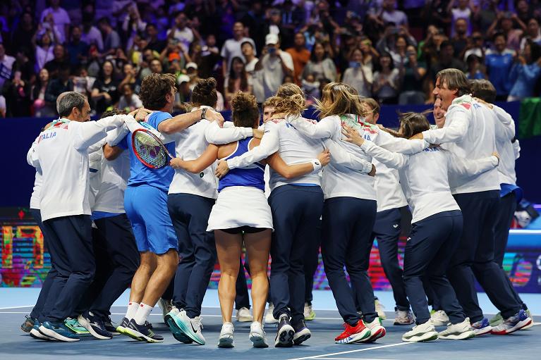 Il team Italia festeggia il titolo di Billie Jean King Cup 2025 a Shenzhen (foto Getty Images)