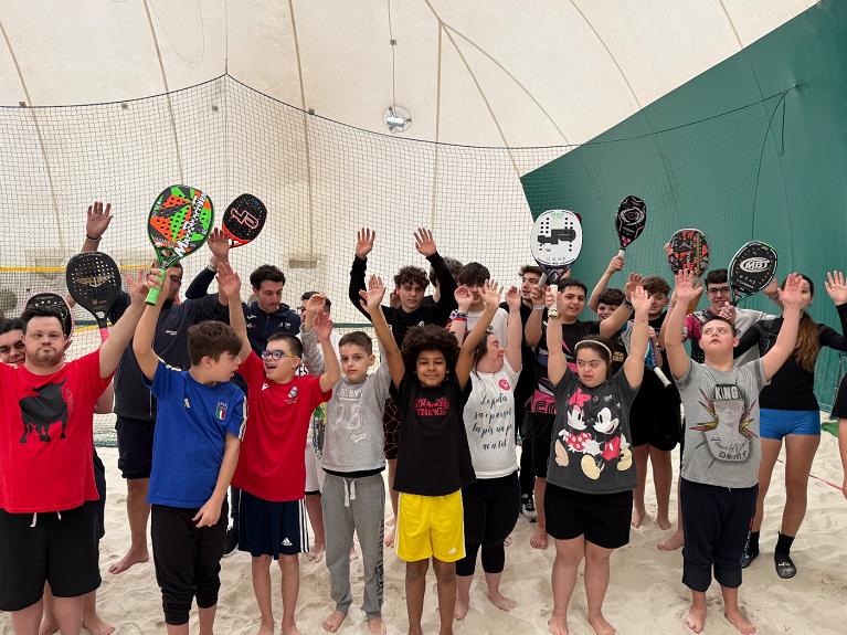 I ragazzi dell’associazione l’Associazione Genitori Ragazzi Down G.R.D. Cesena ODV sono stati ospiti presso il Centro Romagna Beach e hanno giocato a beach tennis insieme agli istruttori federali e ad alcuni giovani atleti under tra i più promettenti del panorama nazionale
