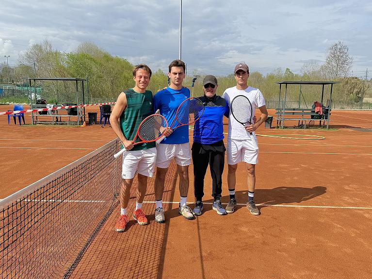 Da sinistra: Gabriel Sardo, Alessandro Mondazzi, coach Paolo Galli, Andrea Paolini