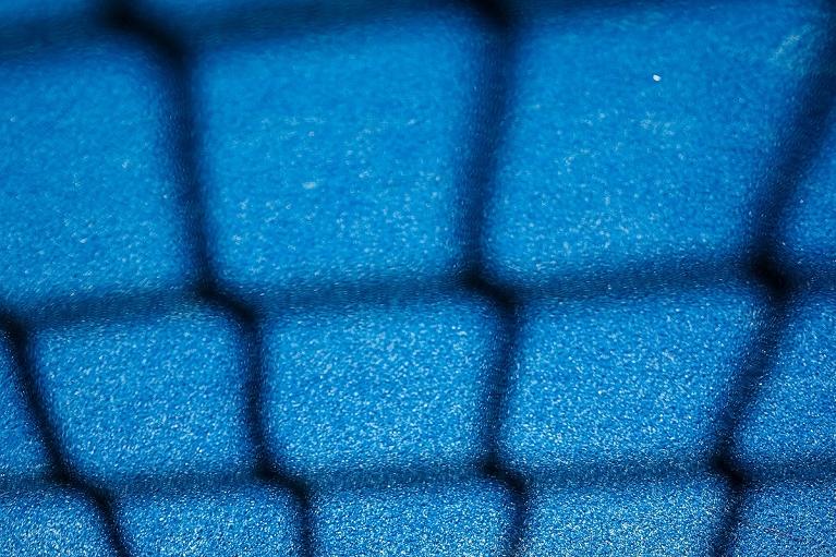 Ombra della rete su un campo da padel (Foto FITP)