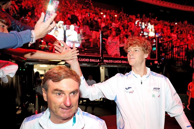 Jannik Sinner e il team manager Michelangelo Dell'Edera in Davis a Bologna (foto Sposito/FITP)